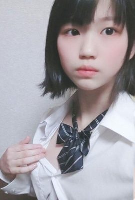 Seorang gadis sekolah dasar yang lugu mengambil foto pribadi Lan Xue di rumah (53P)