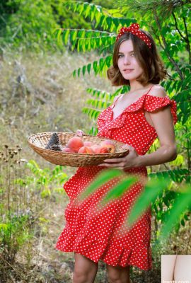 Gadis desa kecil yang cantik memetik buah persik di kebun menawarkan Anda buah persik – Helana (40P)