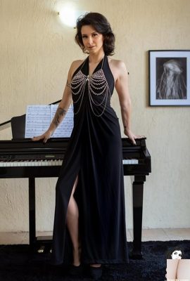 [Suicide Girls] Gweenblack – Ruang Piano