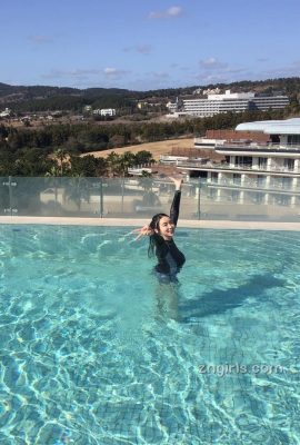 Gadis cantik Korea memamerkan tubuh sempurnanya di kolam renang (30P)