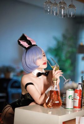 Rem Bunny akan minum bersamamu