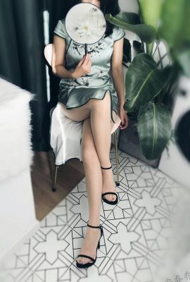 (Koleksi Kaki Cantik di Internet) Model Kaki An Qiaoqiao “Babi Suwir Cheongsam” (86P)