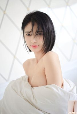 Zhu Keer Flower bepergian di Guilin dan mengambil foto pribadi dengan pakaian dalam seksi yang memperlihatkan payudara besar dan bokong gemuk (17P)