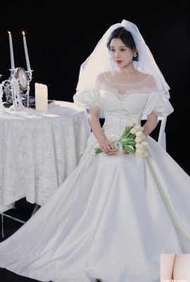 Pengantin wanita yang cantik dan lembut melepas gaun pengantinnya dan tidak sabar untuk bersemangat.