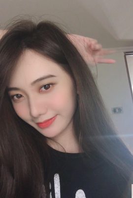 Gadis cantik “Luo Qing” memiliki senyuman yang menyembuhkan dan temperamen yang menyegarkan. Dia terlihat seperti sedang menyipitkan mata? (10P)