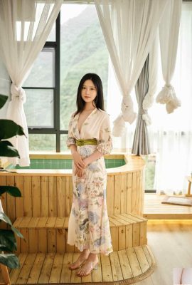 Wanita cantik berpakaian Jepang dengan payudara indah