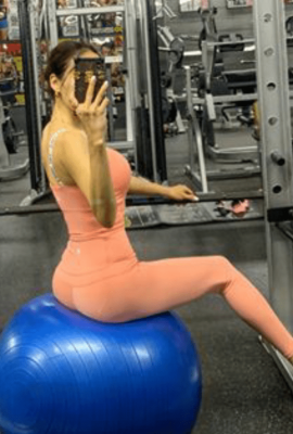 Ibu seksi dengan tubuh cantik di gym (5P)