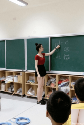 Guru celana sekolah dasar Zhenli ada di sini! Mengenakan “rok pendek untuk memperlihatkan kaki ramping” di kelas terungkap… Tercengang: Mengenakan ini di kelas?  (25P)