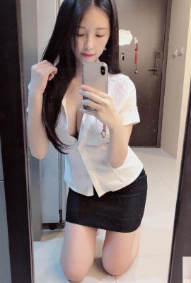 Putri kecil berfoto selfie dengan pakaian OL sebelum pulang kerja? (Marah_ Bola seksi keluar dari kancing baju, super hot (15P)