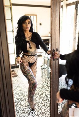 (Suicide Girls) 08 Des 2023 – Belladona – Jam Emas (49P)