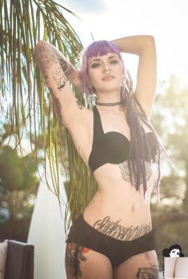 (Suicide Girls) Brighid – Matahari terbenam