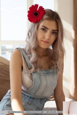 Eva Elfie pirang muda memamerkan tubuh besarnya dengan bunga di rambutnya (18P)