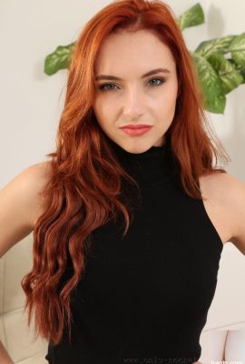Model dengan rambut merah bergelombang Sophia Blake membuka baju & berpose dengan celana ketat tipis (20P)