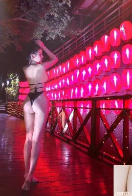 Model seksi Huo Xuan bekerja sebagai juru masak dengan hot pants super pendek dan memperlihatkan bokongnya saat memasak (27P)