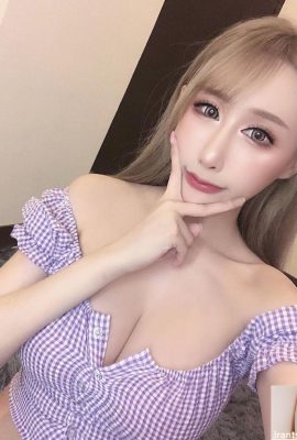 Gadis cantik menawan dengan pembawa acara siaran langsung payudara besar~Chen Jieer Yi (18P)