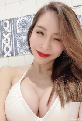 17 Anchor Joyce Qiaoqiao mengambil selfie panas sebelum mandi dengan bola montoknya siap keluar, super hot (15P)