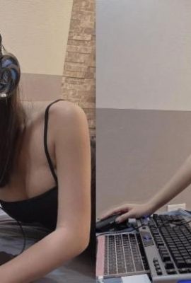 Gadis cantik Coco sangat seksi saat dia bermain game e-sports. Terlalu kotor untuk berpakaian seperti ini!  (20P)