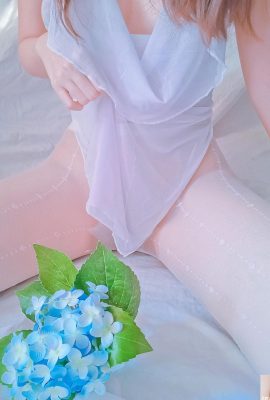 (Koleksi internet) Gadis muda selebriti internet berbaring dengan lembut di seprai – Kecantikan dalam Bunga (28P)