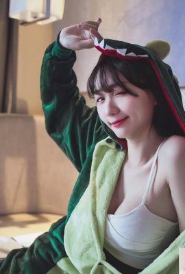 Netizen tak kuasa menahan adegan gadis cantik bermata besar “Zi Miao” yang memperlihatkan belahan dadanya yang dalam (10P)