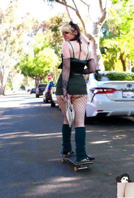 (Suicide Girls) 22 Agustus 2024 – Sophiistar – Dia Adalah Gadis Sk8er (49P)