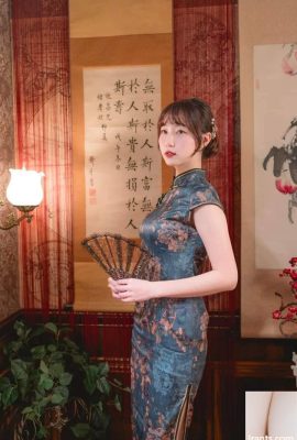 Kaki sutra yang indah di cheongsam