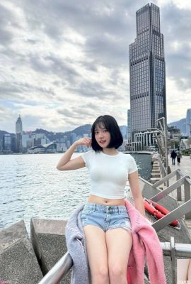 Seorang gadis cantik yang belajar di Inggris semakin percaya diri dalam mengenakan atasan ketat dan hot pants