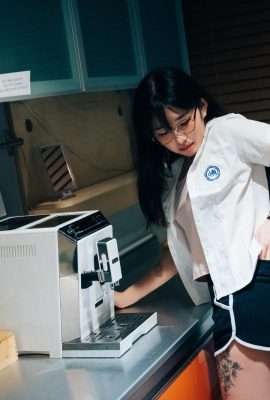 “Library Girl 2” Sonson memperlihatkan payudaranya yang lembut dan membuatnya sulit berkonsentrasi