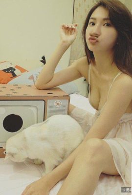 32D Hot Madou~Mia Wei Keren~mengambil selfie kabur di tempat tidur dengan kaki indahnya terbuka, menunjukkan temperamen dan kecantikannya (61P)