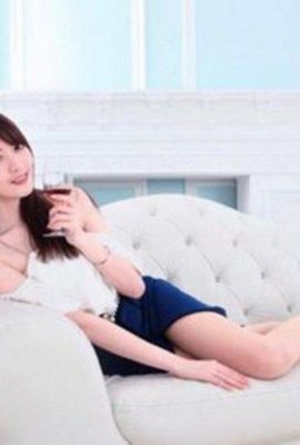 Gadis cantik bermata besar Xue Xue memiliki sosok yang seksi dan mau tidak mau melihat kakinya yang indah (25P)