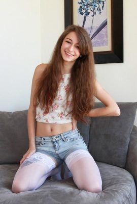 Sweet Teen Willow Hayes Menghapus celana pendek & kemeja untuk menyebarkan bibir & mainan vagina (15p)