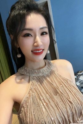 Michelle Anqin, yang bertransformasi dari tutor menjadi gadis seksi showgirl (12p)