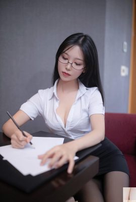 Sekretaris centil seksi thong sempurna bokong tinggi stoking hitam tanpa payudara montok dalam (16p)