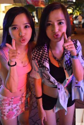 Suster kembar Malaysia yang terkenal Pinty & Juanliy luar biasa seperti Showgirl (8p)