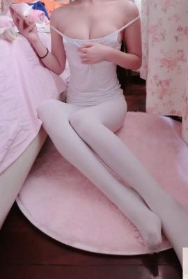 (Rabbit Plays With Movies) – Yoga Celana (17p)
