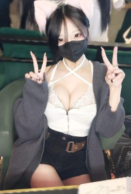 Gadis “Rain Fox Yuhuhu” di sebelah memiliki mata besar dan penuh listrik (24p)