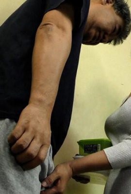 Seorang wanita dewasa yang frustrasi menggoda tetangganya dengan pakaian yang menekankan payudaranya, dan memiliki seks cabul, cabul dengan seorang wanita cabul! (20p)