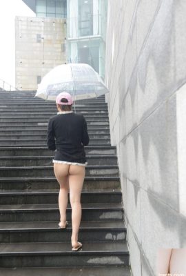 (Selfoto) Gadis gila yang terkena bermain-main pada hari hujan (30p)