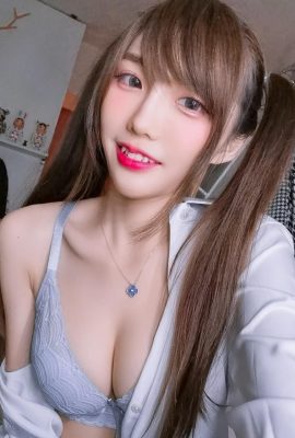 Mengejutkan secara visual “Anne Bella” yang menawan mata besar sangat menawan (10p)