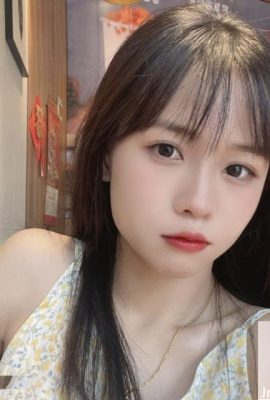 Foto keren dari seorang gadis cantik dengan gadis telanjang dan terbuka! (14p)