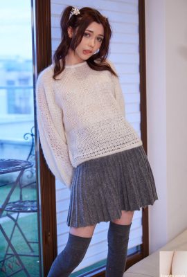Pretty babe Mila Azul bermain dengan vaginanya yang dicukur selama striptis seksi (21p)