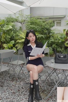Guru cantik “Kelly” memiliki wajah halus dan sosok montok untuk menarik perhatian (11p)