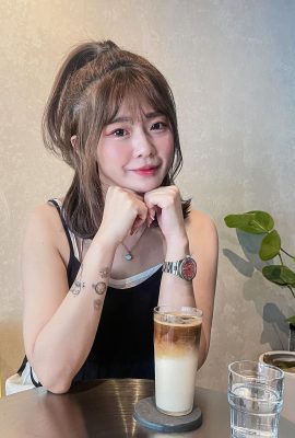 Gadis cantik “Sunny Tingting” mengungkapkan tubuhnya yang putih dan lembut di depan senjatanya (10p)