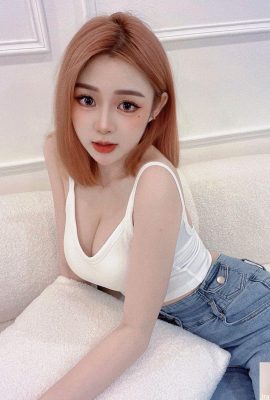 Model manis “Mila” tidak bisa menutupi payudaranya dan penuh dengan figur jahat dan membebaskannya (10p)