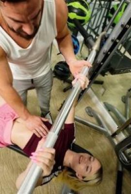 Jayden Black menggoda pria yang kuat dan berhubungan seks di gym (11p)