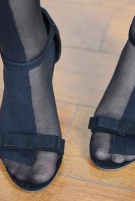(Foto Legku) No.006 Edisi Gadis Berkaki Panjang dengan Stoking Hitam Terbuka One-Piece (33p)