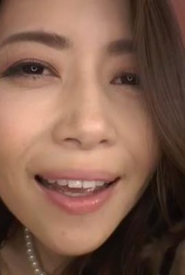 Seorang wanita dewasa yang cantik berada dalam vibrator liar, tubuh telanjang menggoda banyak pria (40p)