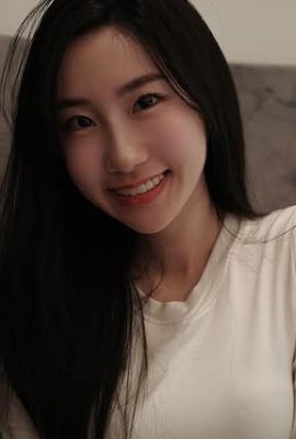 Payudara putih “ungu dan seragam” sangat penuh sehingga akan meluap (10p)