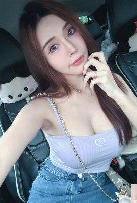 “Molly” manikur panas memamerkan sosok putih dan lembutnya. Seluruh gambar itu sangat menggoda (10p)