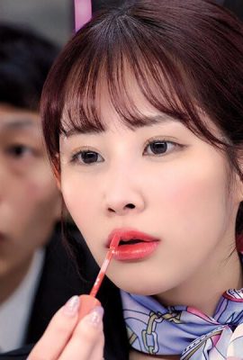 Futabasaa: Seorang konsultan kecantikan di lantai kosmetik tempat dia mampir untuk menemani istrinya, bibirnya yang tebal dan montok sedang menyeruput … (20p)
