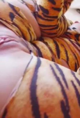Beraninya kamu berdandan seperti harimau kecil untuk melihat apakah aku tidak meniduri anusmu hari ini (10P)